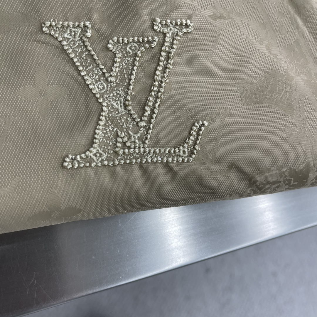 -驴牌 2025秋冬最新款，专柜同步有售，原单狠货，时尚休闲夹克外套，上身很有特点！吸睛而有亮点，进口原