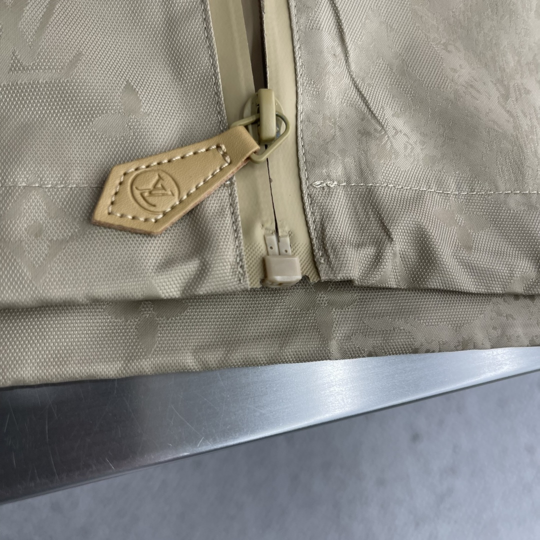 -驴牌 2025秋冬最新款，专柜同步有售，原单狠货，时尚休闲夹克外套，上身很有特点！吸睛而有亮点，进口原