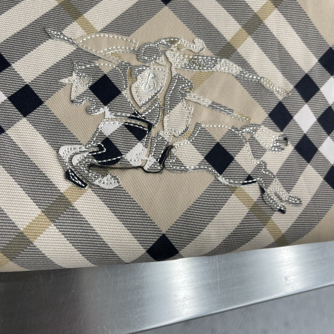 -BBR 2025秋季最新品，双面可穿夹克，专柜同步有售，原单狠货，时尚休闲连帽外套，进口原版面料，上身