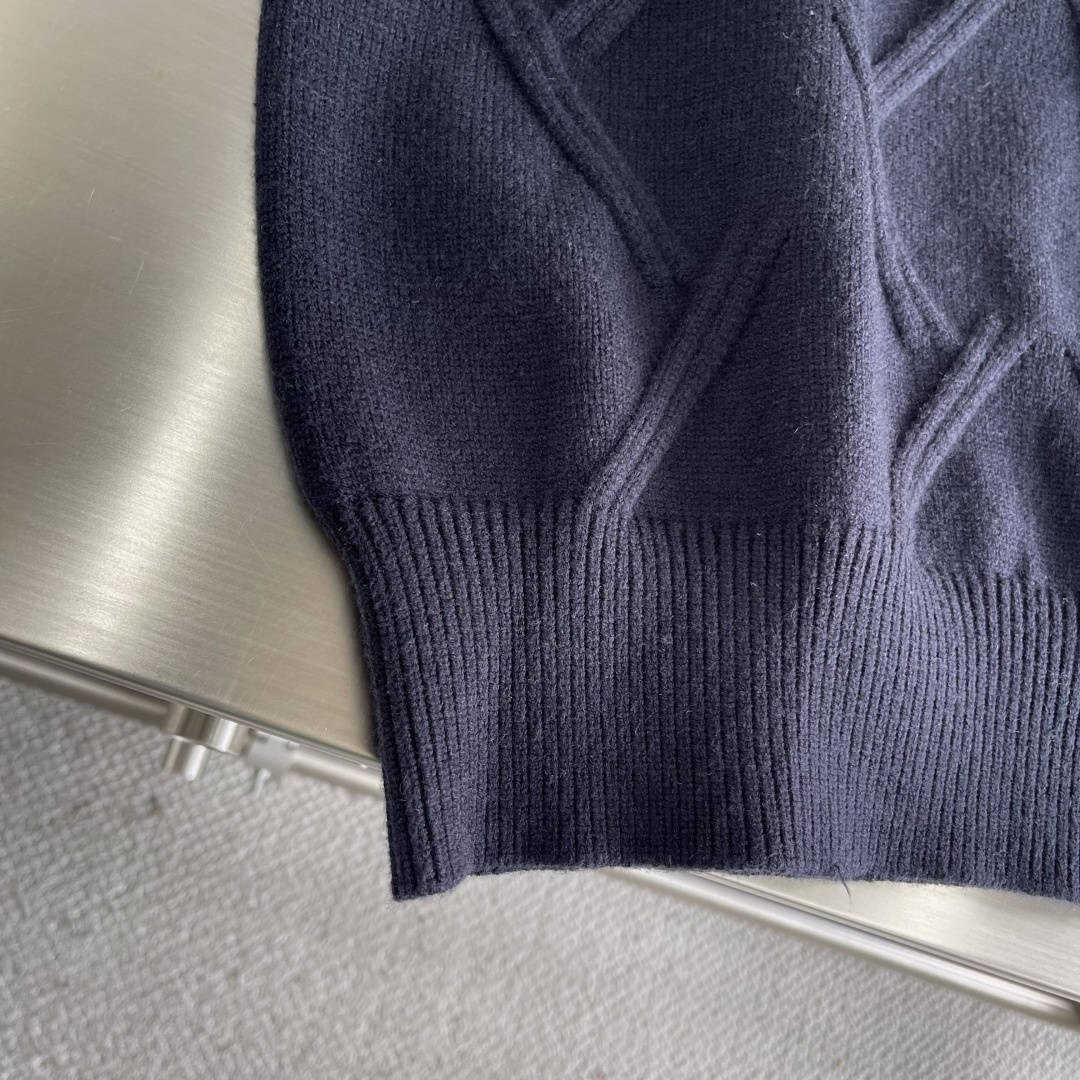 -TB 新款圆领菱形针织毛衣！经典四条纹袖口设计，菱形编织纹理立体有型，袖口白色条纹点缀，简约大气。面料