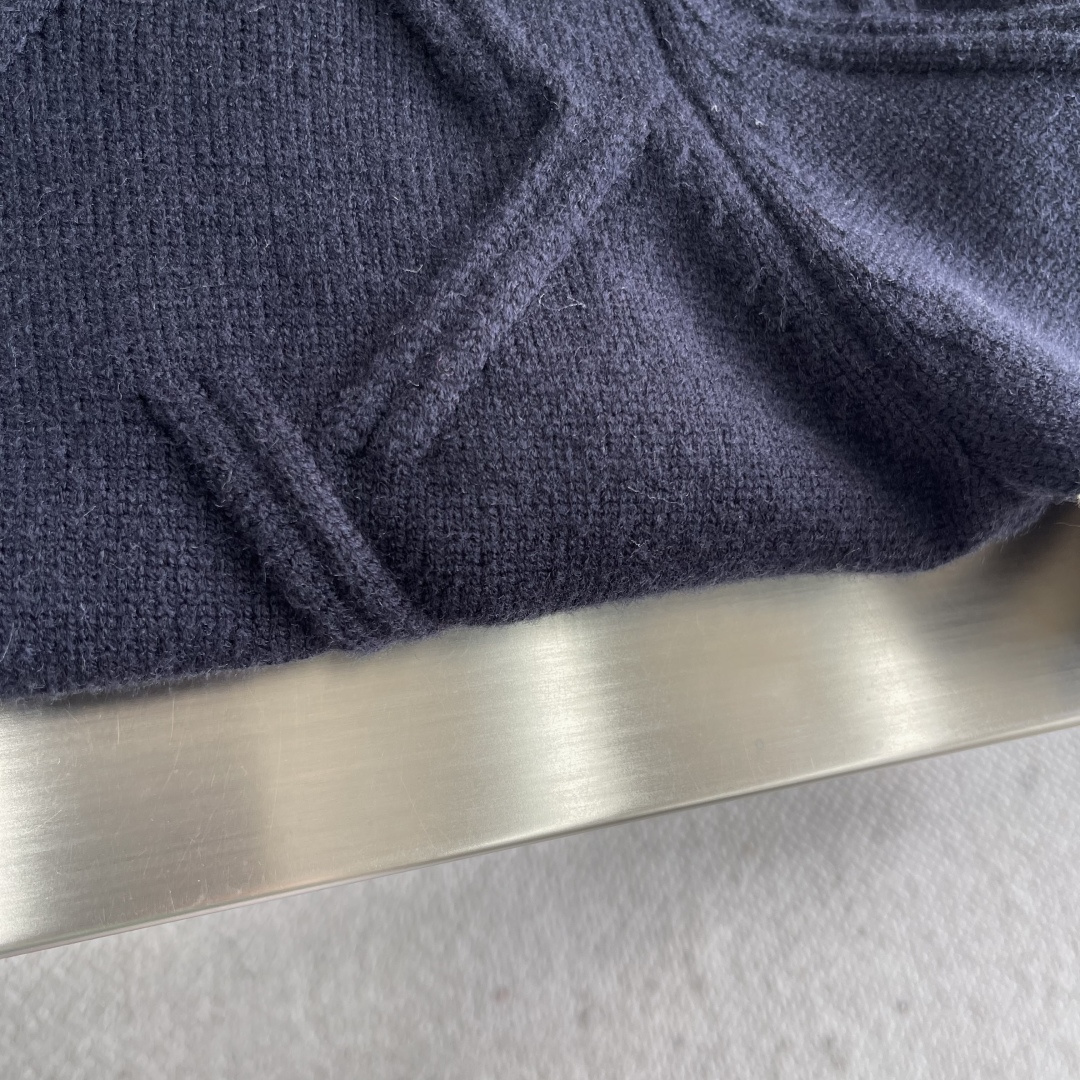 -TB 新款圆领菱形针织毛衣！经典四条纹袖口设计，菱形编织纹理立体有型，袖口白色条纹点缀，简约大气。面料