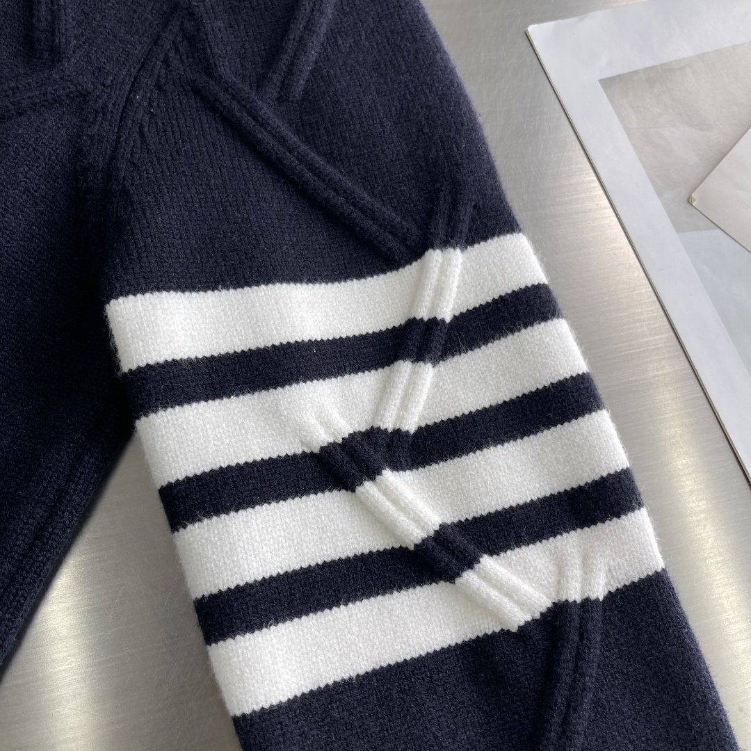 -TB 新款圆领菱形针织毛衣！经典四条纹袖口设计，菱形编织纹理立体有型，袖口白色条纹点缀，简约大气。面料