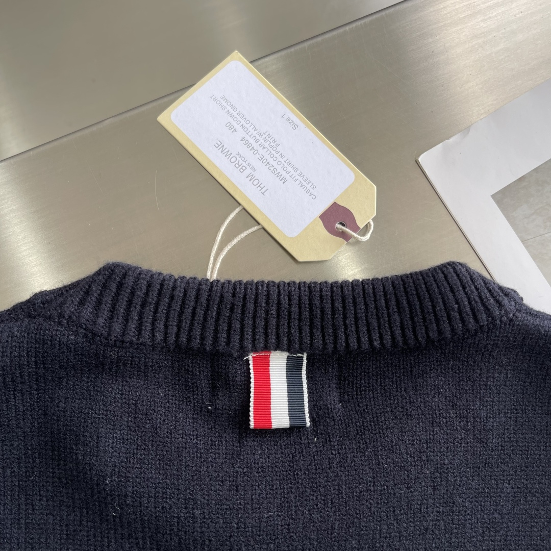 -TB 新款圆领菱形针织毛衣！经典四条纹袖口设计，菱形编织纹理立体有型，袖口白色条纹点缀，简约大气。面料