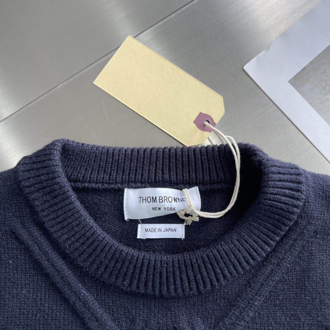 -TB 新款圆领菱形针织毛衣！经典四条纹袖口设计，菱形编织纹理立体有型，袖口白色条纹点缀，简约大气。面料