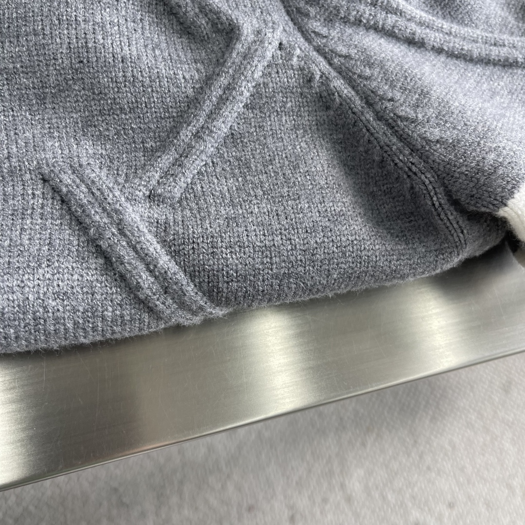 -TB 新款圆领菱形针织毛衣！经典四条纹袖口设计，菱形编织纹理立体有型，袖口白色条纹点缀，简约大气。面料