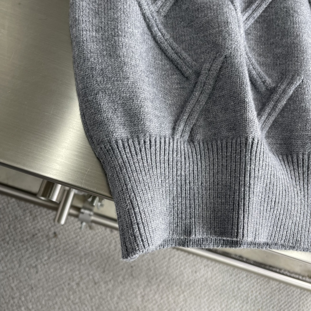 -TB 新款圆领菱形针织毛衣！经典四条纹袖口设计，菱形编织纹理立体有型，袖口白色条纹点缀，简约大气。面料