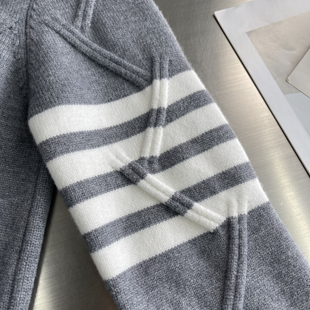 -TB 新款圆领菱形针织毛衣！经典四条纹袖口设计，菱形编织纹理立体有型，袖口白色条纹点缀，简约大气。面料