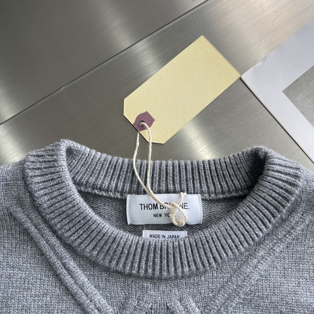 -TB 新款圆领菱形针织毛衣！经典四条纹袖口设计，菱形编织纹理立体有型，袖口白色条纹点缀，简约大气。面料