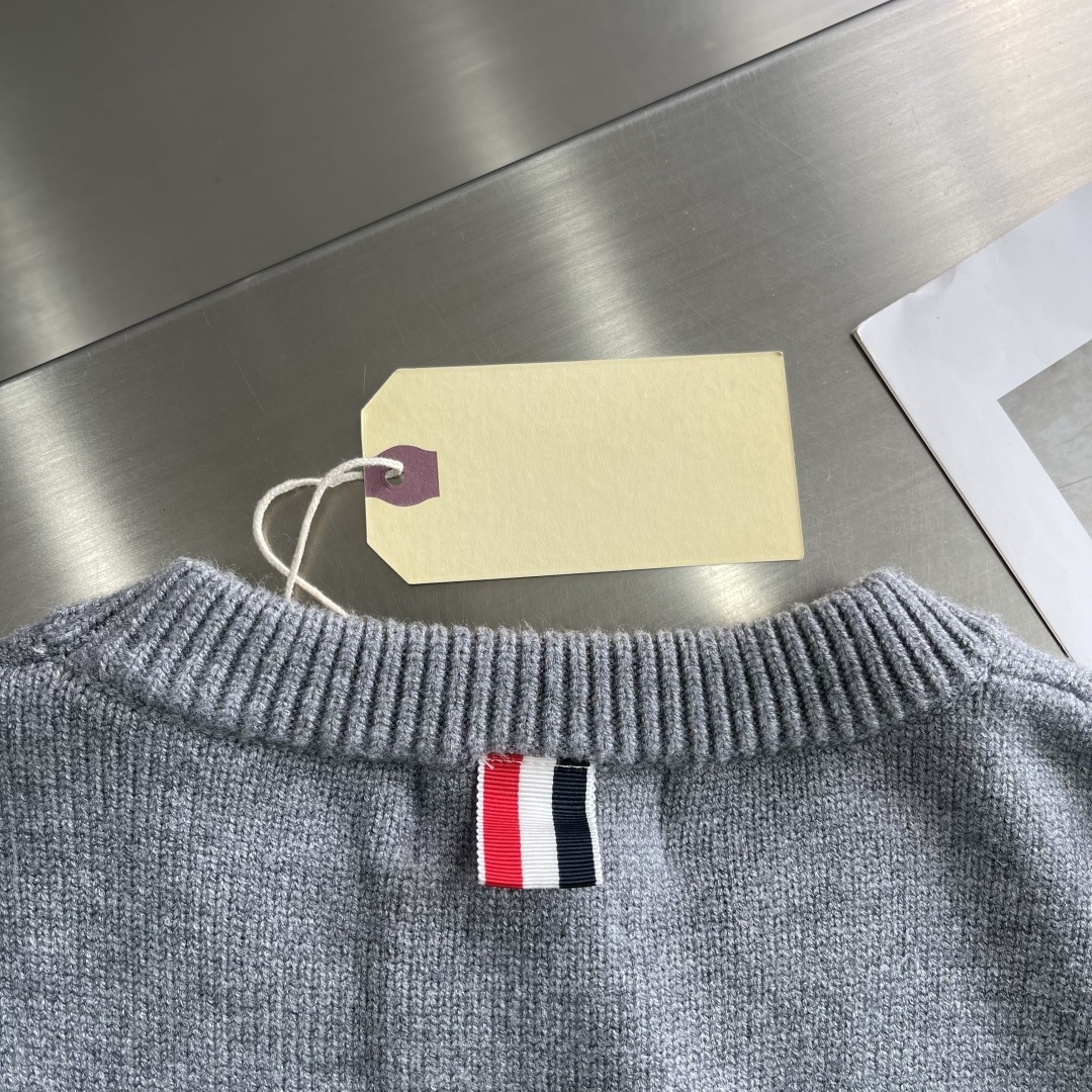 -TB 新款圆领菱形针织毛衣！经典四条纹袖口设计，菱形编织纹理立体有型，袖口白色条纹点缀，简约大气。面料