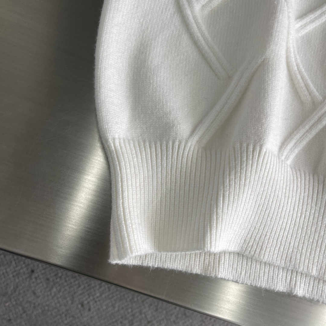 -TB 新款圆领菱形针织毛衣！经典四条纹袖口设计，菱形编织纹理立体有型，袖口白色条纹点缀，简约大气。面料