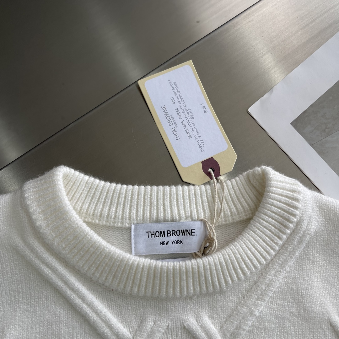 -TB 新款圆领菱形针织毛衣！经典四条纹袖口设计，菱形编织纹理立体有型，袖口白色条纹点缀，简约大气。面料