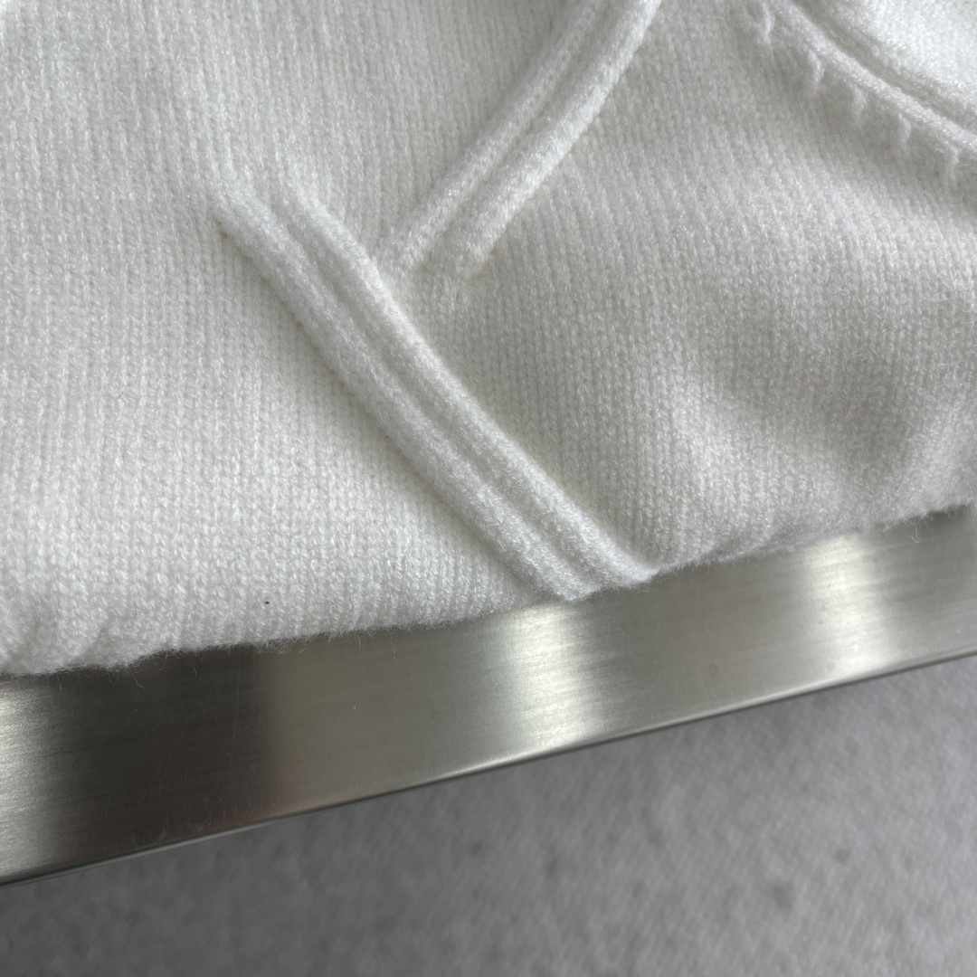 -TB 新款圆领菱形针织毛衣！经典四条纹袖口设计，菱形编织纹理立体有型，袖口白色条纹点缀，简约大气。面料