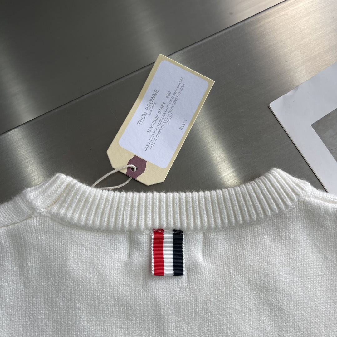 -TB 新款圆领菱形针织毛衣！经典四条纹袖口设计，菱形编织纹理立体有型，袖口白色条纹点缀，简约大气。面料