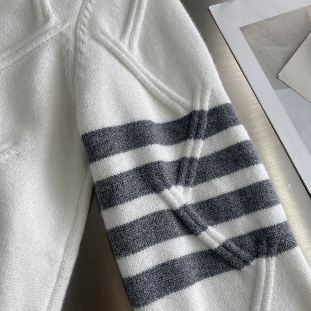 -TB 新款圆领菱形针织毛衣！经典四条纹袖口设计，菱形编织纹理立体有型，袖口白色条纹点缀，简约大气。面料