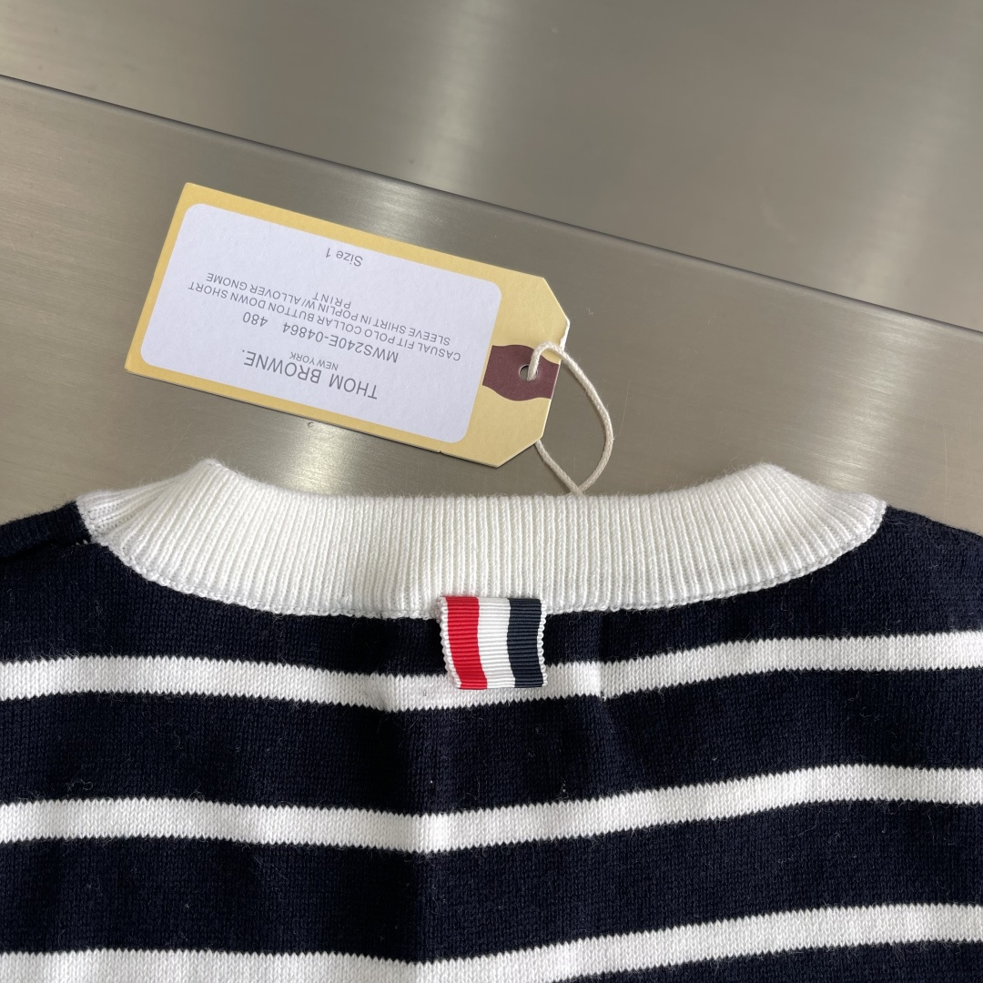 -TB 新款条纹长袖针织衫！经典条纹设计，圆领螺纹边，简约百搭款式。采用优质针织面料，轻薄透气，适合春秋