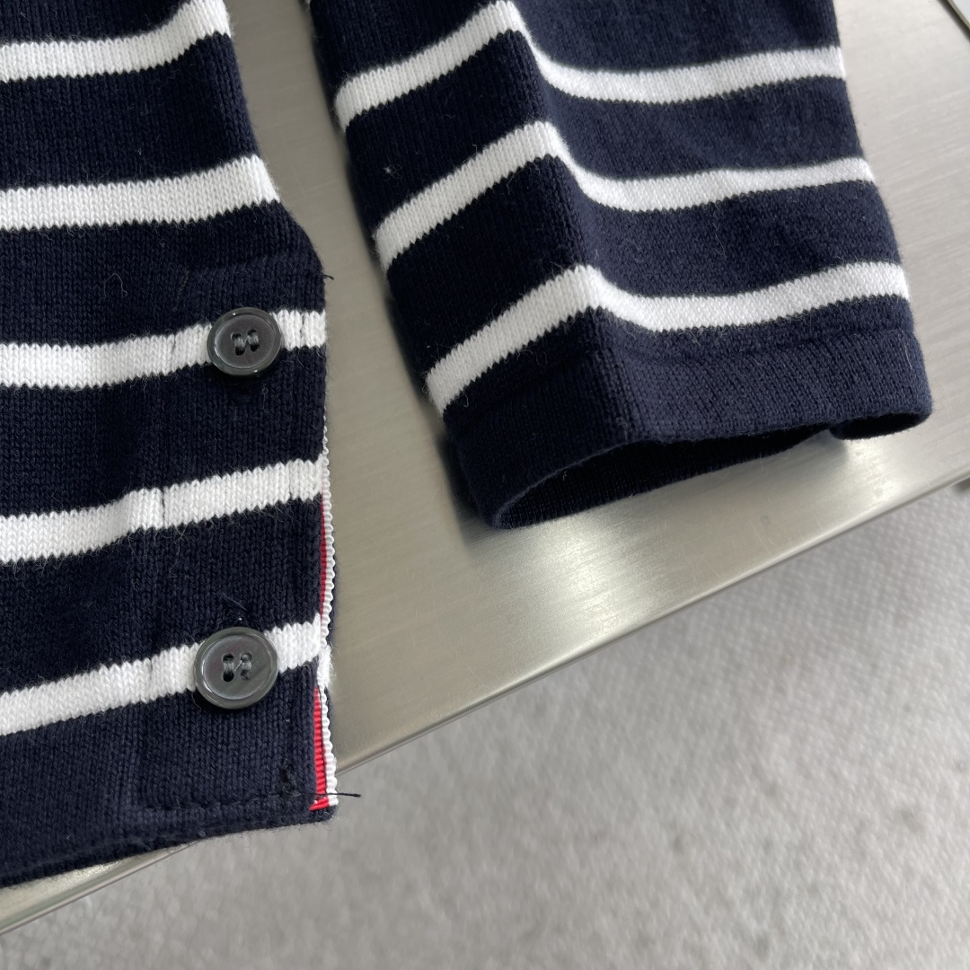 -TB 新款条纹长袖针织衫！经典条纹设计，圆领螺纹边，简约百搭款式。采用优质针织面料，轻薄透气，适合春秋