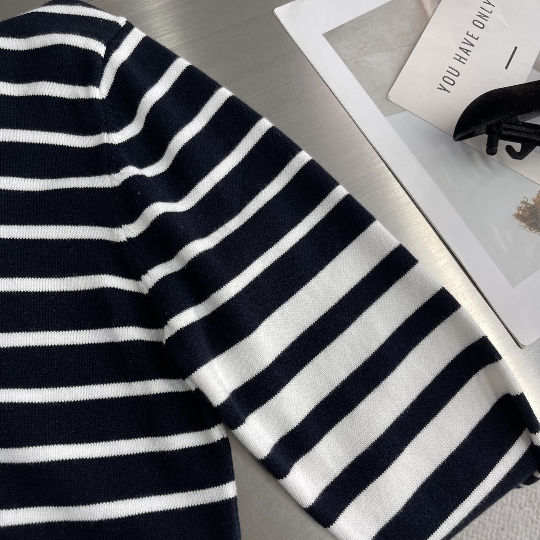 -TB 新款条纹长袖针织衫！经典条纹设计，圆领螺纹边，简约百搭款式。采用优质针织面料，轻薄透气，适合春秋