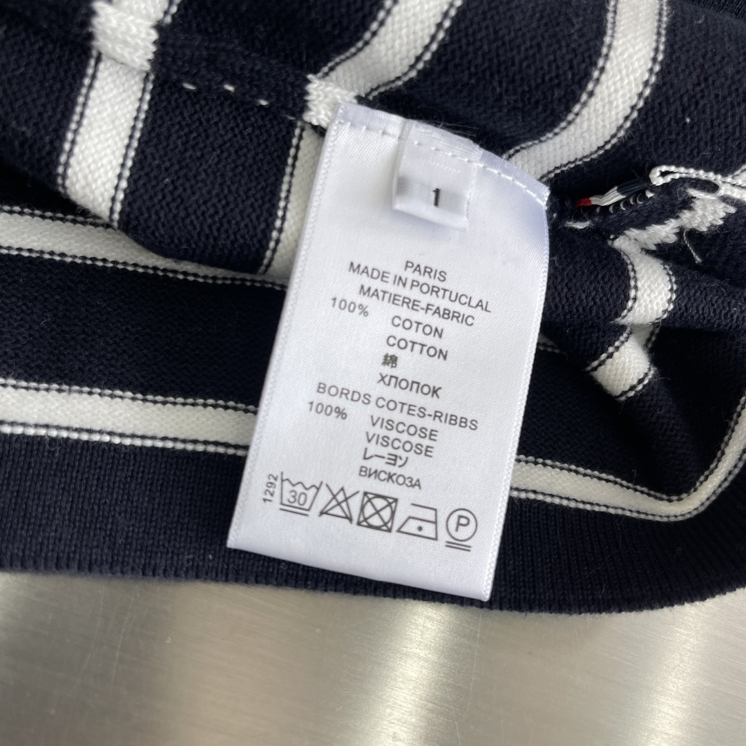 -TB 新款条纹长袖针织衫！经典条纹设计，圆领螺纹边，简约百搭款式。采用优质针织面料，轻薄透气，适合春秋