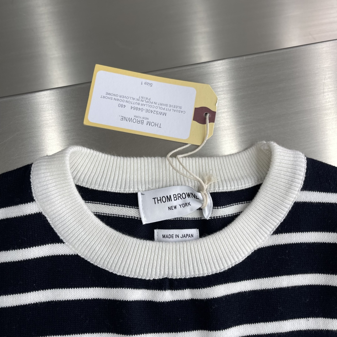 -TB 新款条纹长袖针织衫！经典条纹设计，圆领螺纹边，简约百搭款式。采用优质针织面料，轻薄透气，适合春秋