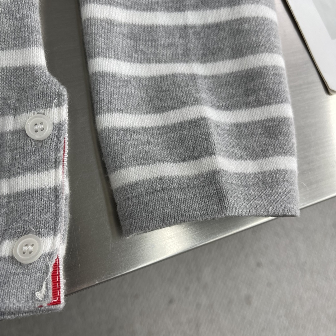 -TB 新款条纹长袖针织衫！经典条纹设计，圆领螺纹边，简约百搭款式。采用优质针织面料，轻薄透气，适合春秋