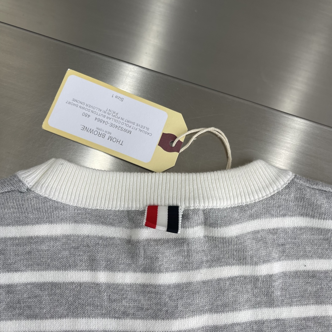 -TB 新款条纹长袖针织衫！经典条纹设计，圆领螺纹边，简约百搭款式。采用优质针织面料，轻薄透气，适合春秋