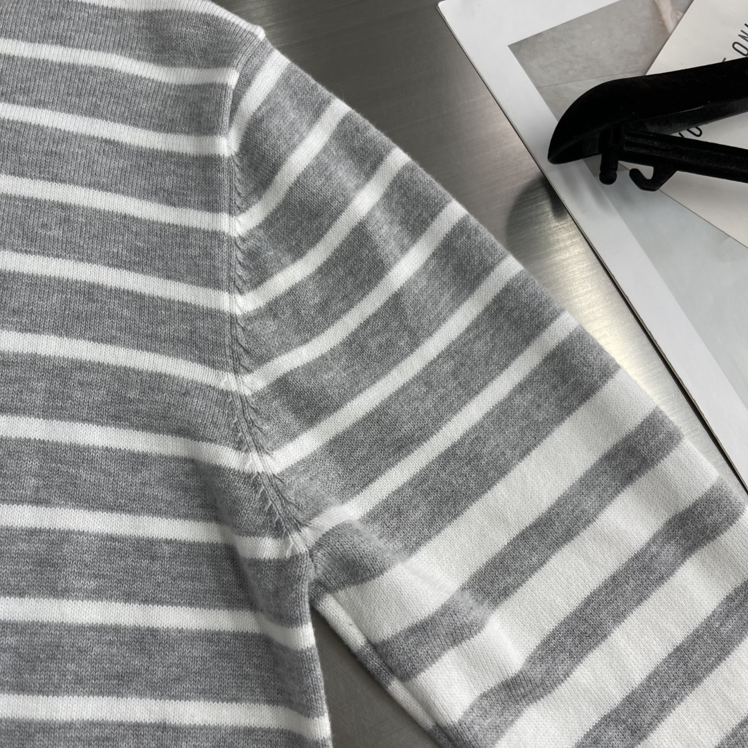-TB 新款条纹长袖针织衫！经典条纹设计，圆领螺纹边，简约百搭款式。采用优质针织面料，轻薄透气，适合春秋