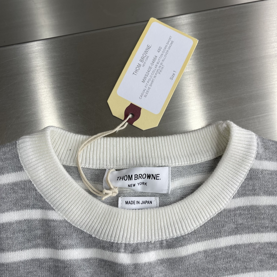 -TB 新款条纹长袖针织衫！经典条纹设计，圆领螺纹边，简约百搭款式。采用优质针织面料，轻薄透气，适合春秋