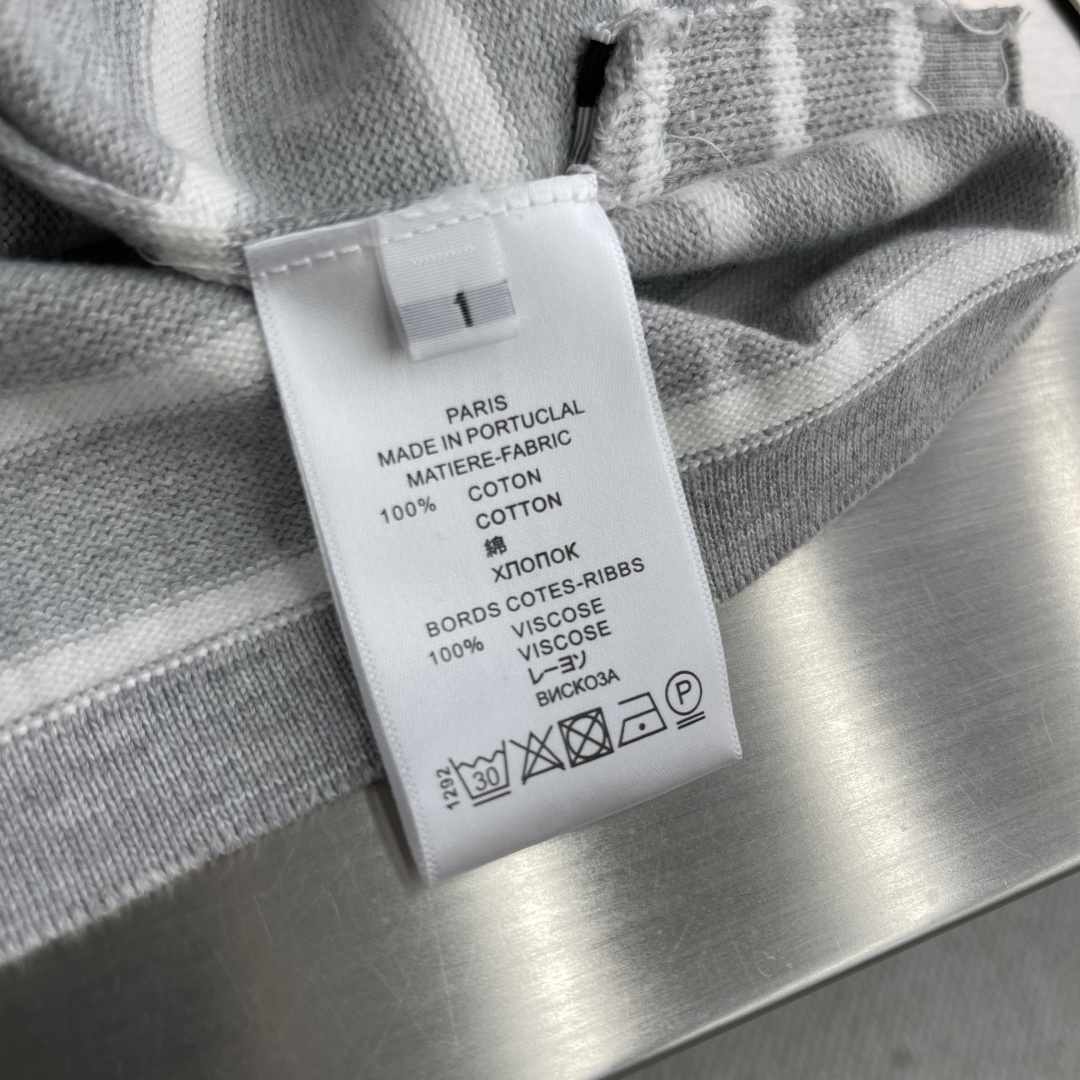 -TB 新款条纹长袖针织衫！经典条纹设计，圆领螺纹边，简约百搭款式。采用优质针织面料，轻薄透气，适合春秋