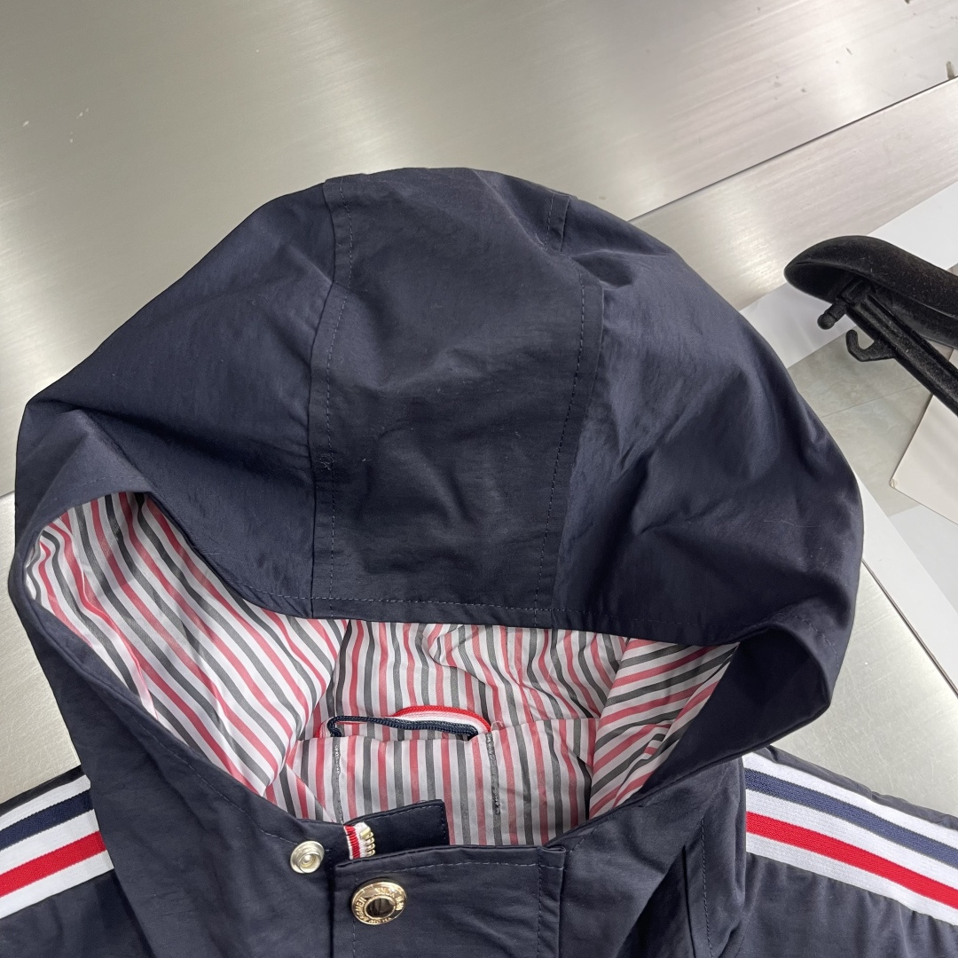 -TB 新款防水面料铰接连帽夹克！传承TB出位的剪裁和织带拼接设计！码数：1/2/3/4/5