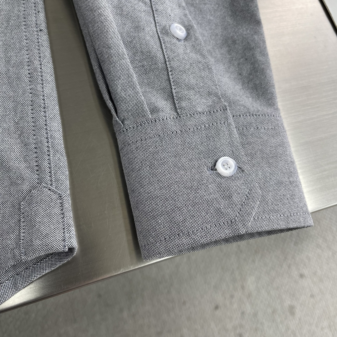 -TB 双袖斜纹纯棉长袖衬衫！袖臂经典织带设计，用利落线条彰显个性，简约中加入些许设计感。率性翻领衬衫夹