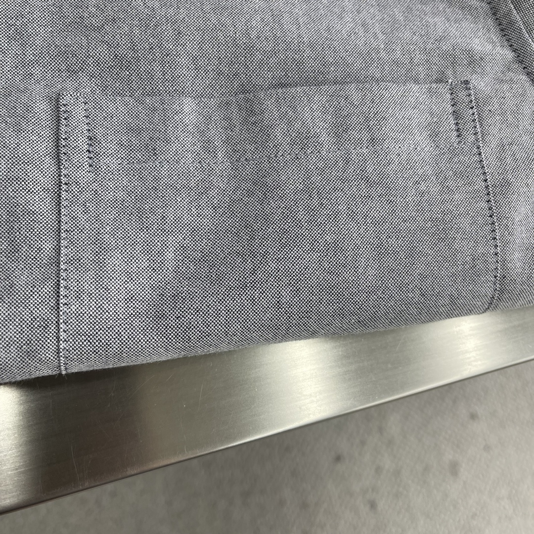 -TB 双袖斜纹纯棉长袖衬衫！袖臂经典织带设计，用利落线条彰显个性，简约中加入些许设计感。率性翻领衬衫夹