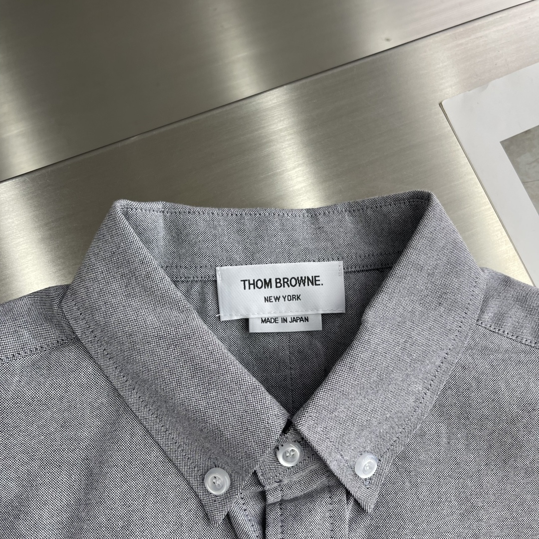 -TB 双袖斜纹纯棉长袖衬衫！袖臂经典织带设计，用利落线条彰显个性，简约中加入些许设计感。率性翻领衬衫夹