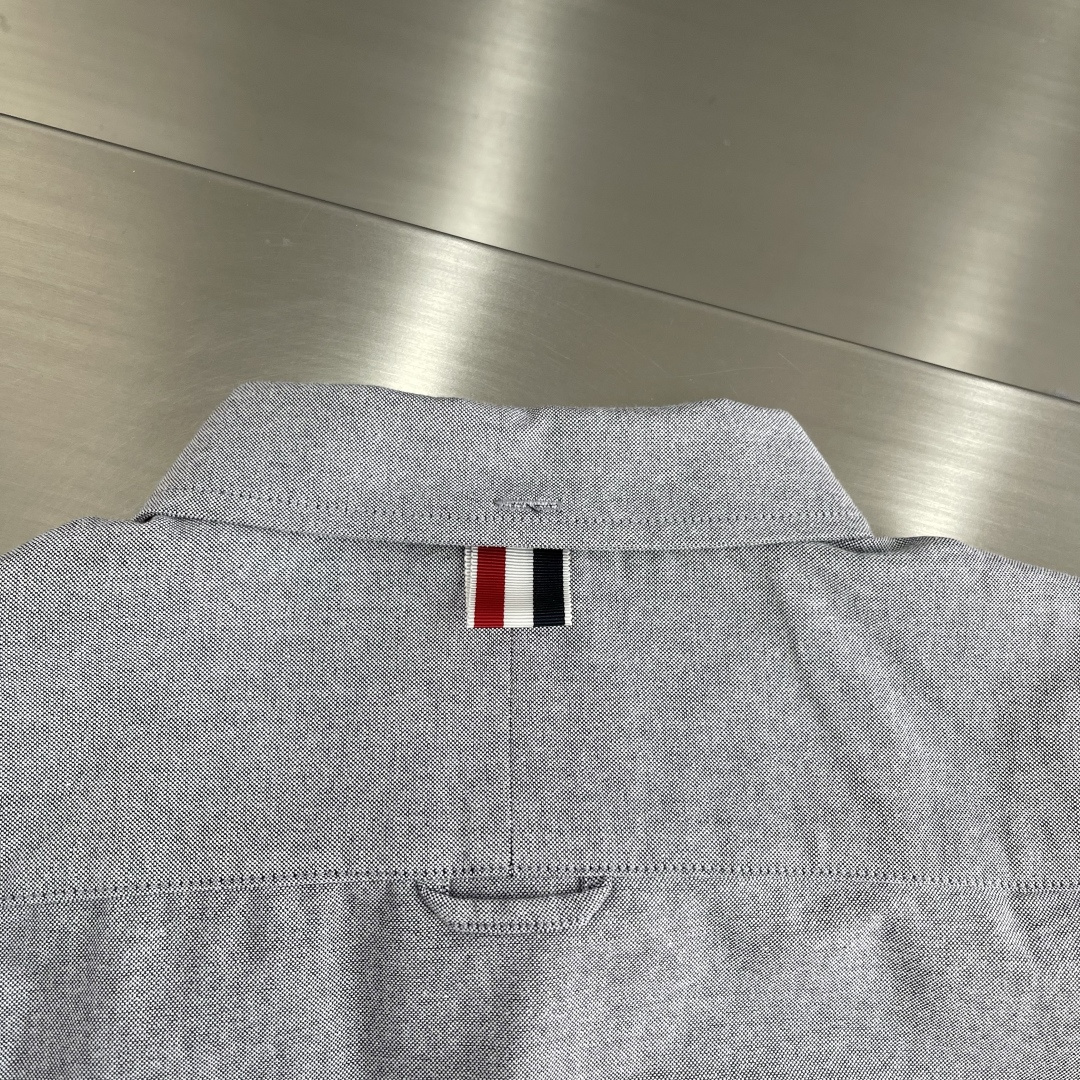 -TB 双袖斜纹纯棉长袖衬衫！袖臂经典织带设计，用利落线条彰显个性，简约中加入些许设计感。率性翻领衬衫夹