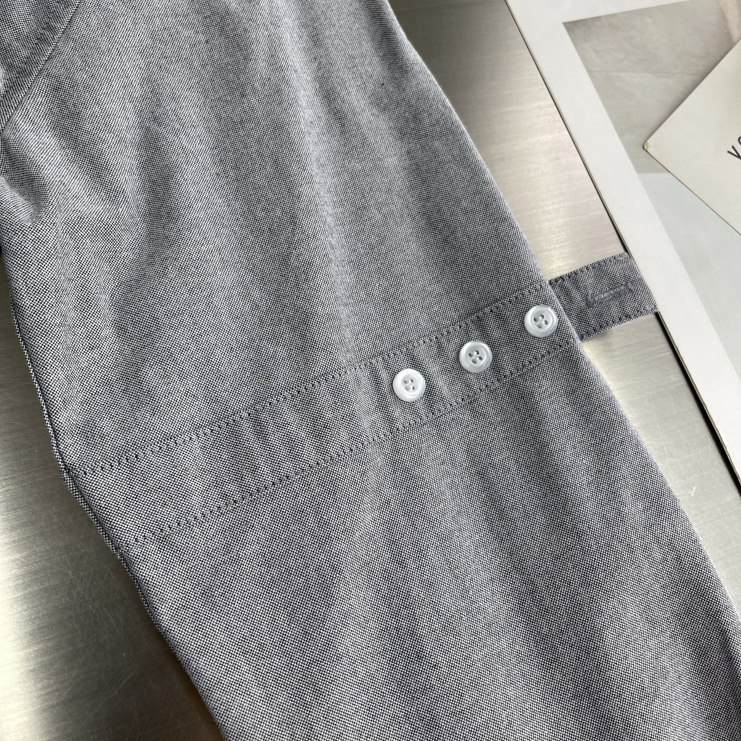 -TB 双袖斜纹纯棉长袖衬衫！袖臂经典织带设计，用利落线条彰显个性，简约中加入些许设计感。率性翻领衬衫夹