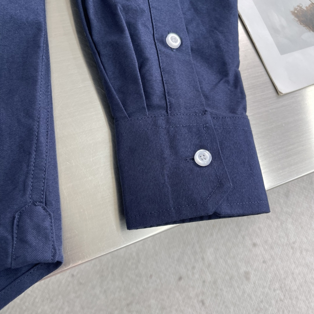 -TB 双袖斜纹纯棉长袖衬衫！袖臂经典织带设计，用利落线条彰显个性，简约中加入些许设计感。率性翻领衬衫夹