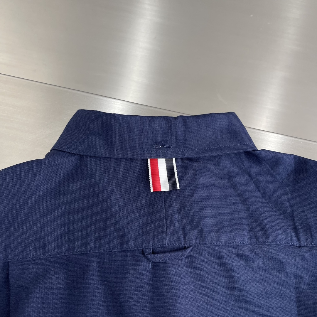 -TB 双袖斜纹纯棉长袖衬衫！袖臂经典织带设计，用利落线条彰显个性，简约中加入些许设计感。率性翻领衬衫夹