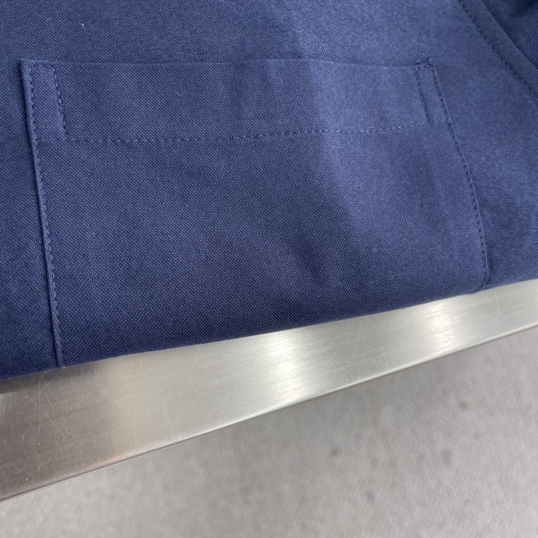 -TB 双袖斜纹纯棉长袖衬衫！袖臂经典织带设计，用利落线条彰显个性，简约中加入些许设计感。率性翻领衬衫夹