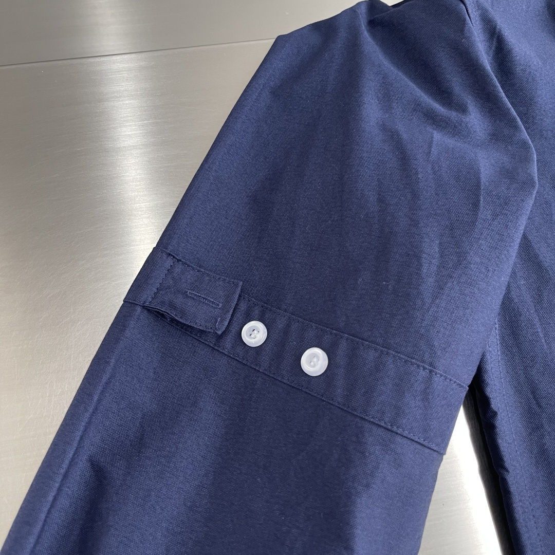 -TB 双袖斜纹纯棉长袖衬衫！袖臂经典织带设计，用利落线条彰显个性，简约中加入些许设计感。率性翻领衬衫夹