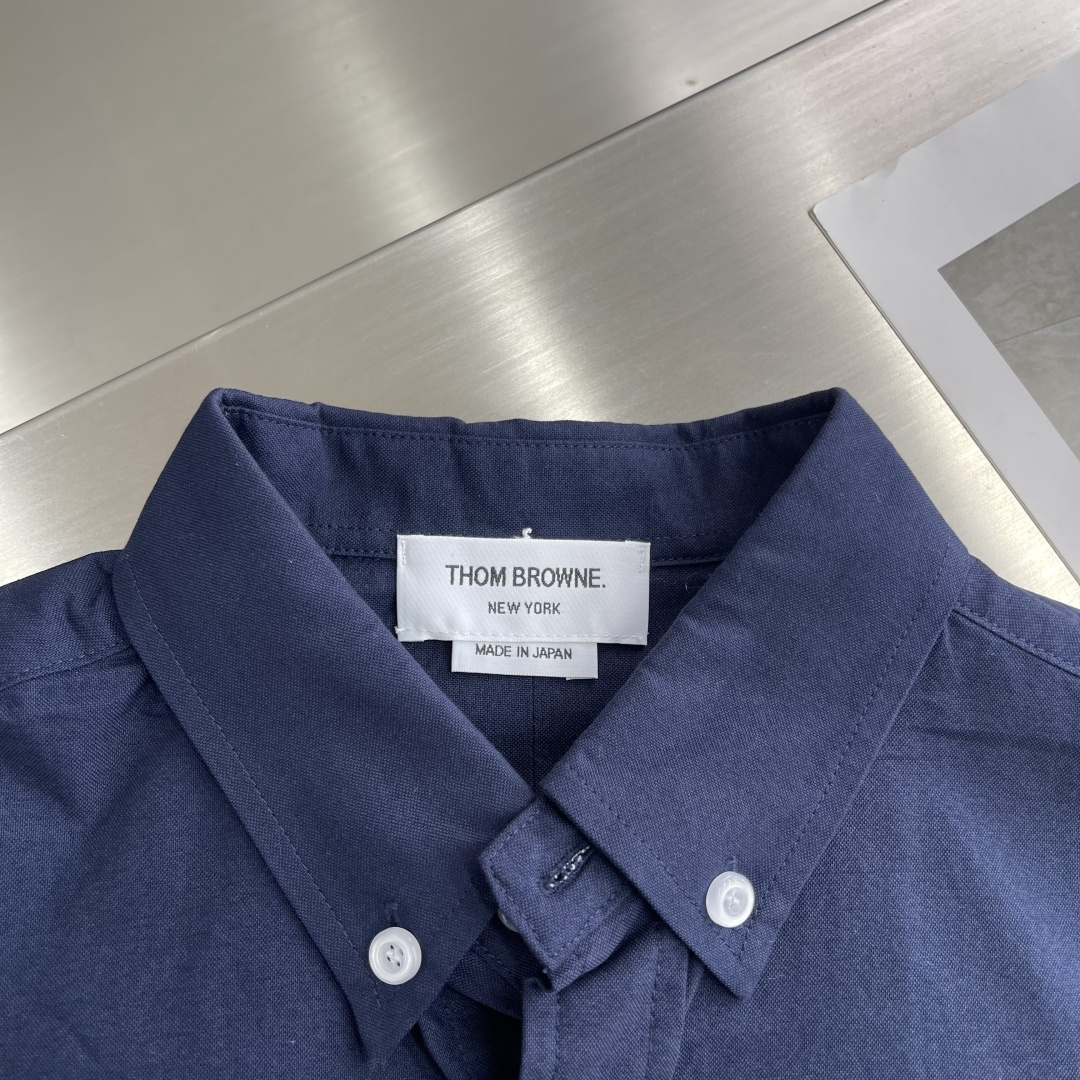 -TB 双袖斜纹纯棉长袖衬衫！袖臂经典织带设计，用利落线条彰显个性，简约中加入些许设计感。率性翻领衬衫夹