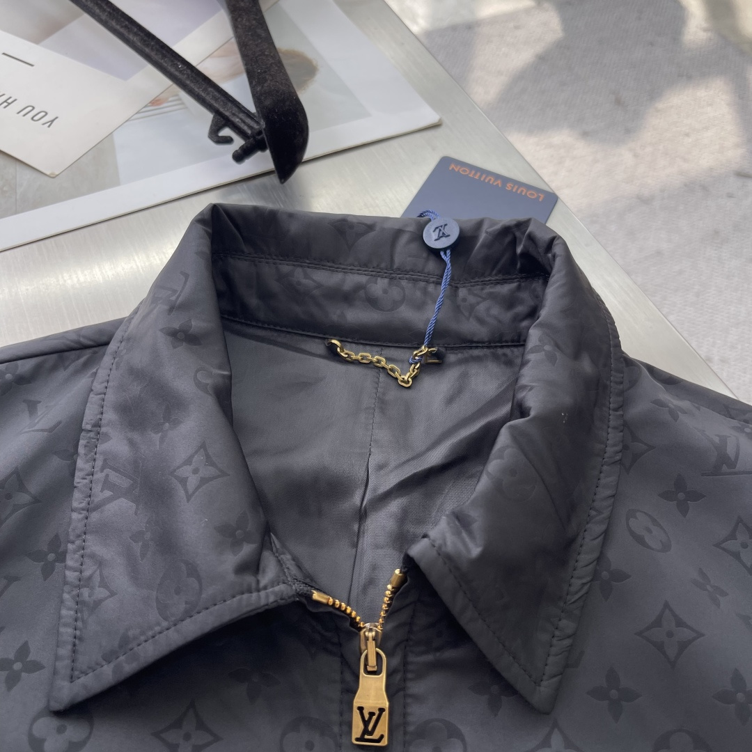 -驴牌 25fw新款MONOGRAM 提花翻领棉夹克，本款翻领夹克于2025春夏秀场焕新经典外套设计，为