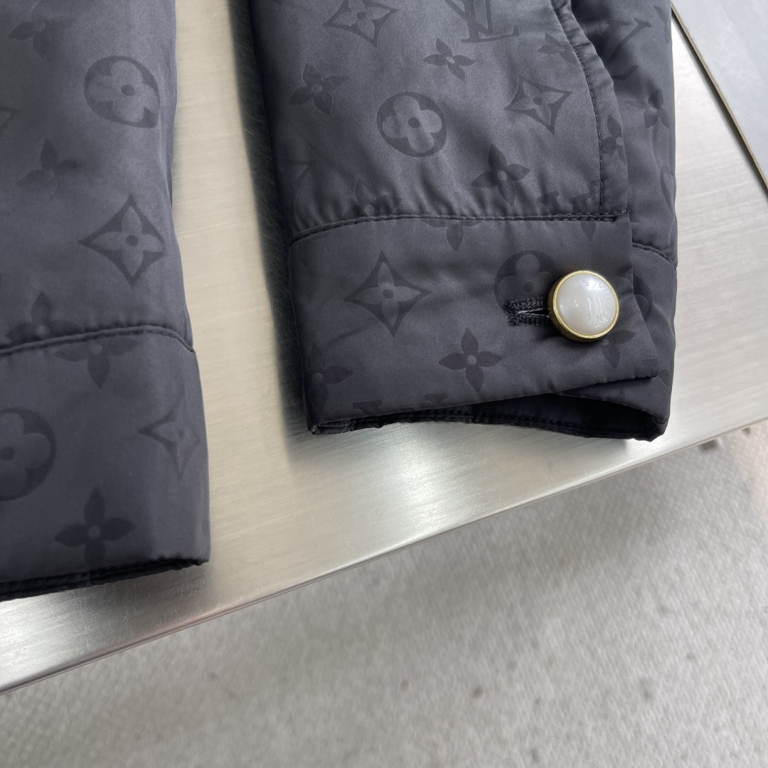 -驴牌 25fw新款MONOGRAM 提花翻领棉夹克，本款翻领夹克于2025春夏秀场焕新经典外套设计，为