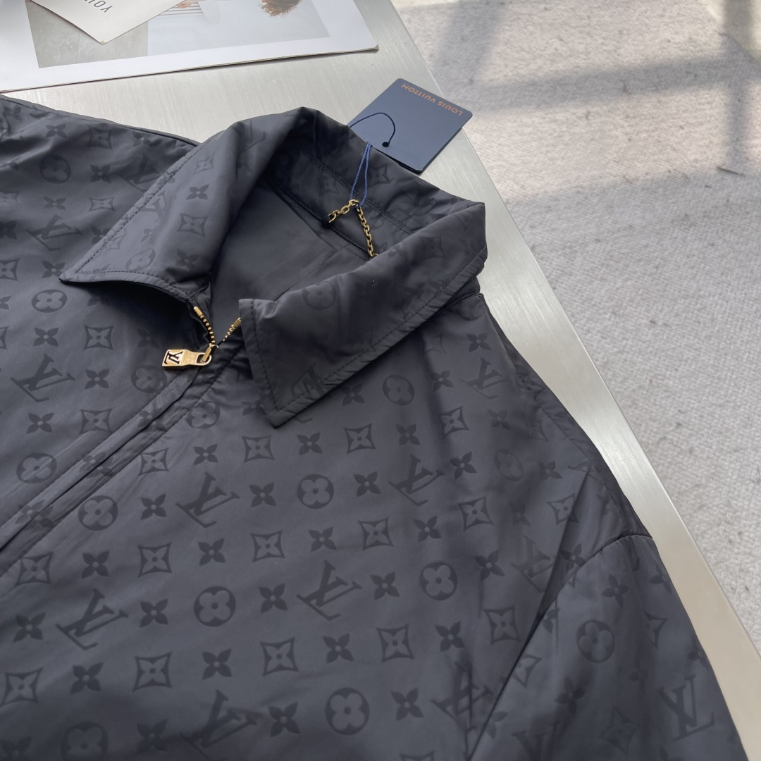 -驴牌 25fw新款MONOGRAM 提花翻领棉夹克，本款翻领夹克于2025春夏秀场焕新经典外套设计，为