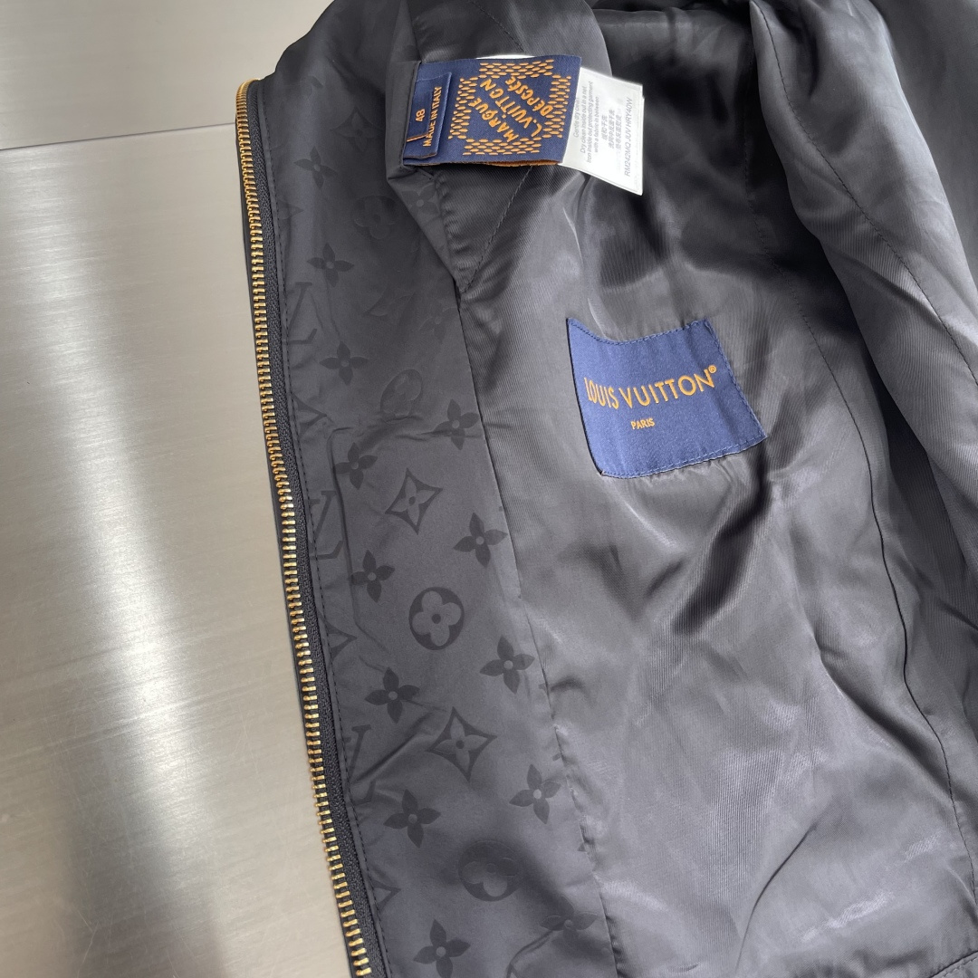 -驴牌 25fw新款MONOGRAM 提花翻领棉夹克，本款翻领夹克于2025春夏秀场焕新经典外套设计，为