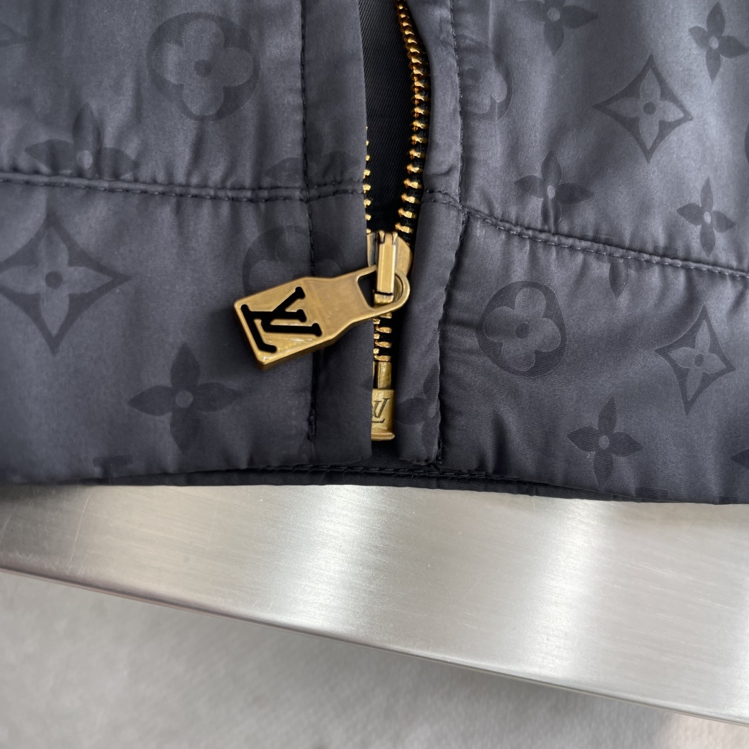 -驴牌 25fw新款MONOGRAM 提花翻领棉夹克，本款翻领夹克于2025春夏秀场焕新经典外套设计，为