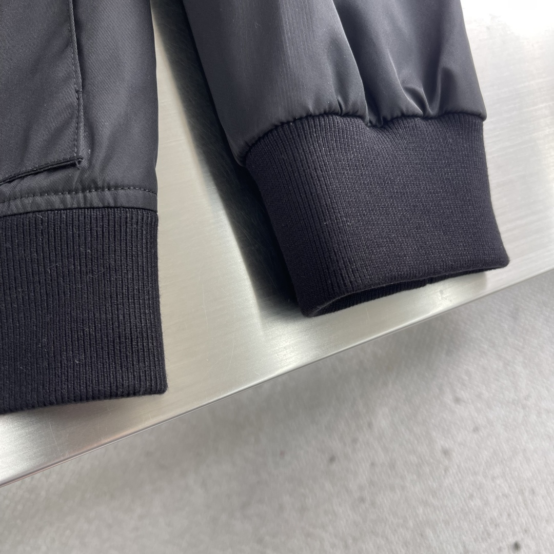 -PRAD 25fw新款毛毛领三角微标夹克外套，这款夹克采用再生尼龙面料制作而成，领子采用毛毛设计，前胸