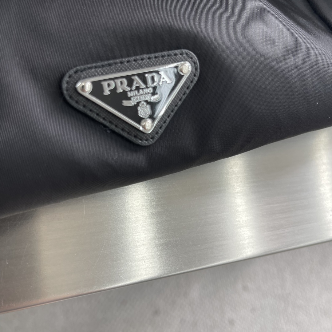 -PRAD 25fw新款毛毛领三角微标夹克外套，这款夹克采用再生尼龙面料制作而成，领子采用毛毛设计，前胸