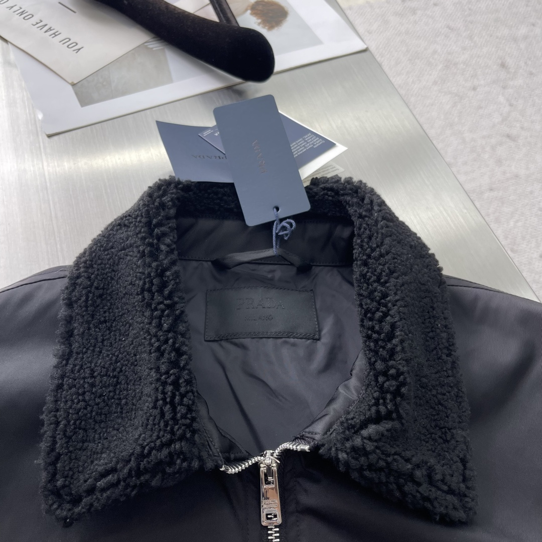 -PRAD 25fw新款毛毛领三角微标夹克外套，这款夹克采用再生尼龙面料制作而成，领子采用毛毛设计，前胸