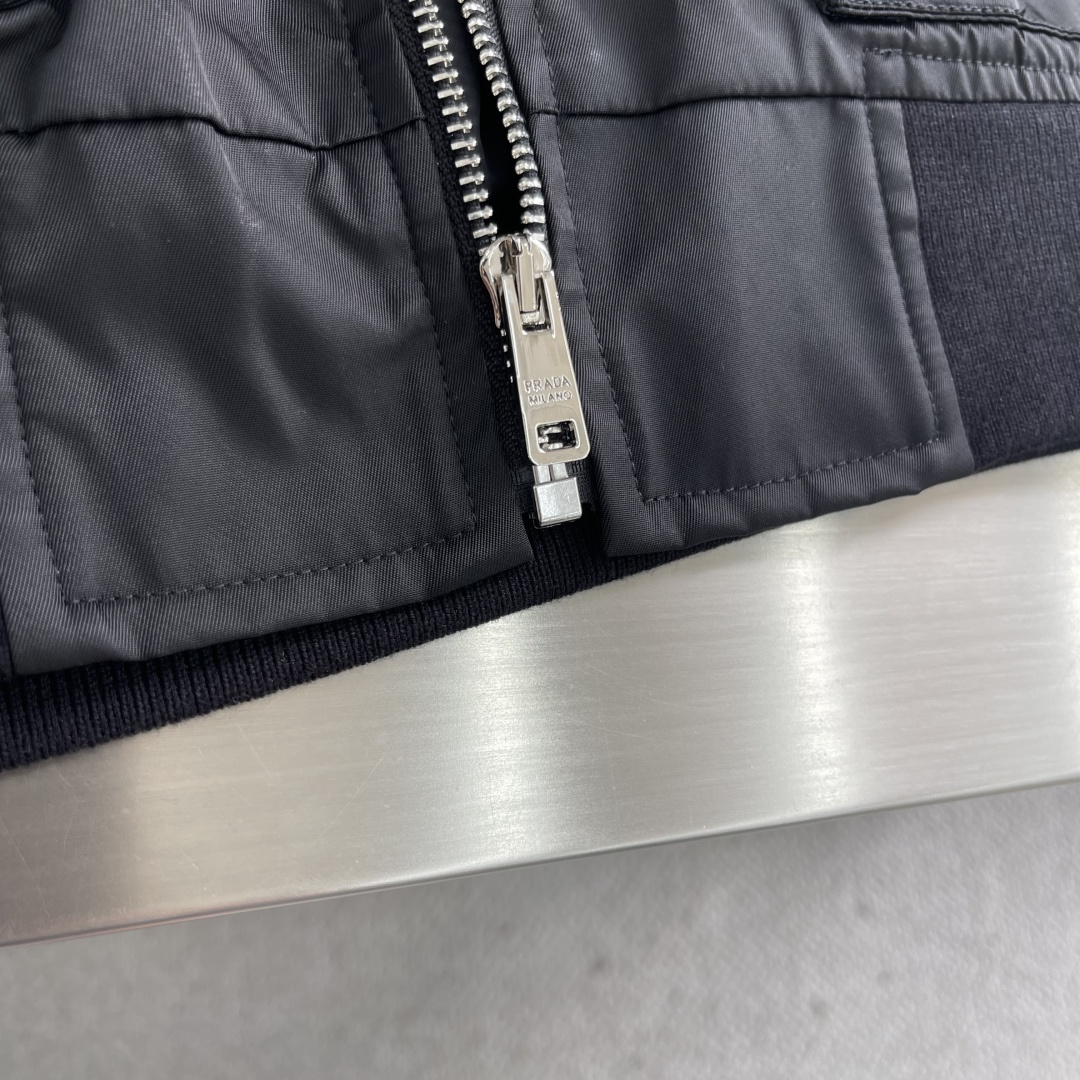 -PRAD 25fw新款毛毛领三角微标夹克外套，这款夹克采用再生尼龙面料制作而成，领子采用毛毛设计，前胸