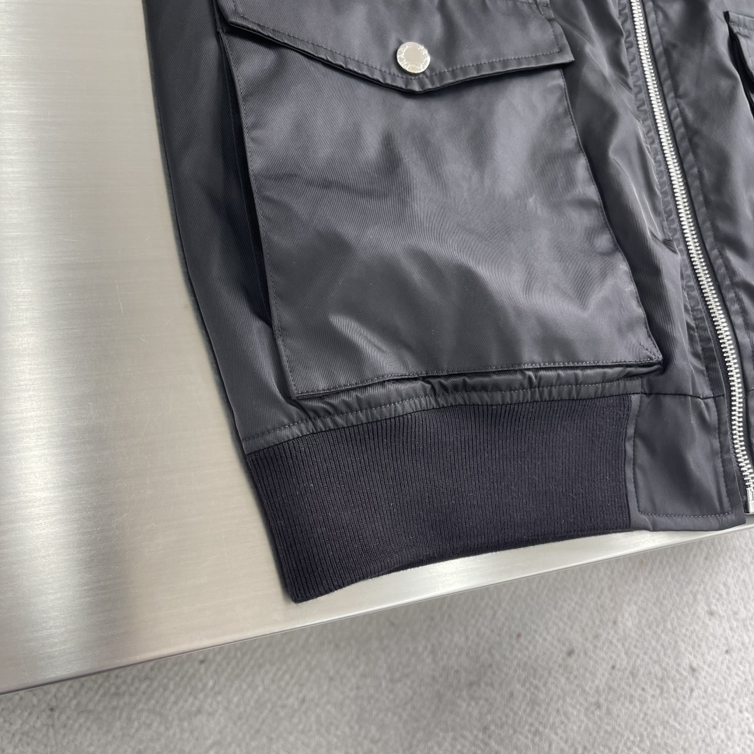 -PRAD 25fw新款毛毛领三角微标夹克外套，这款夹克采用再生尼龙面料制作而成，领子采用毛毛设计，前胸