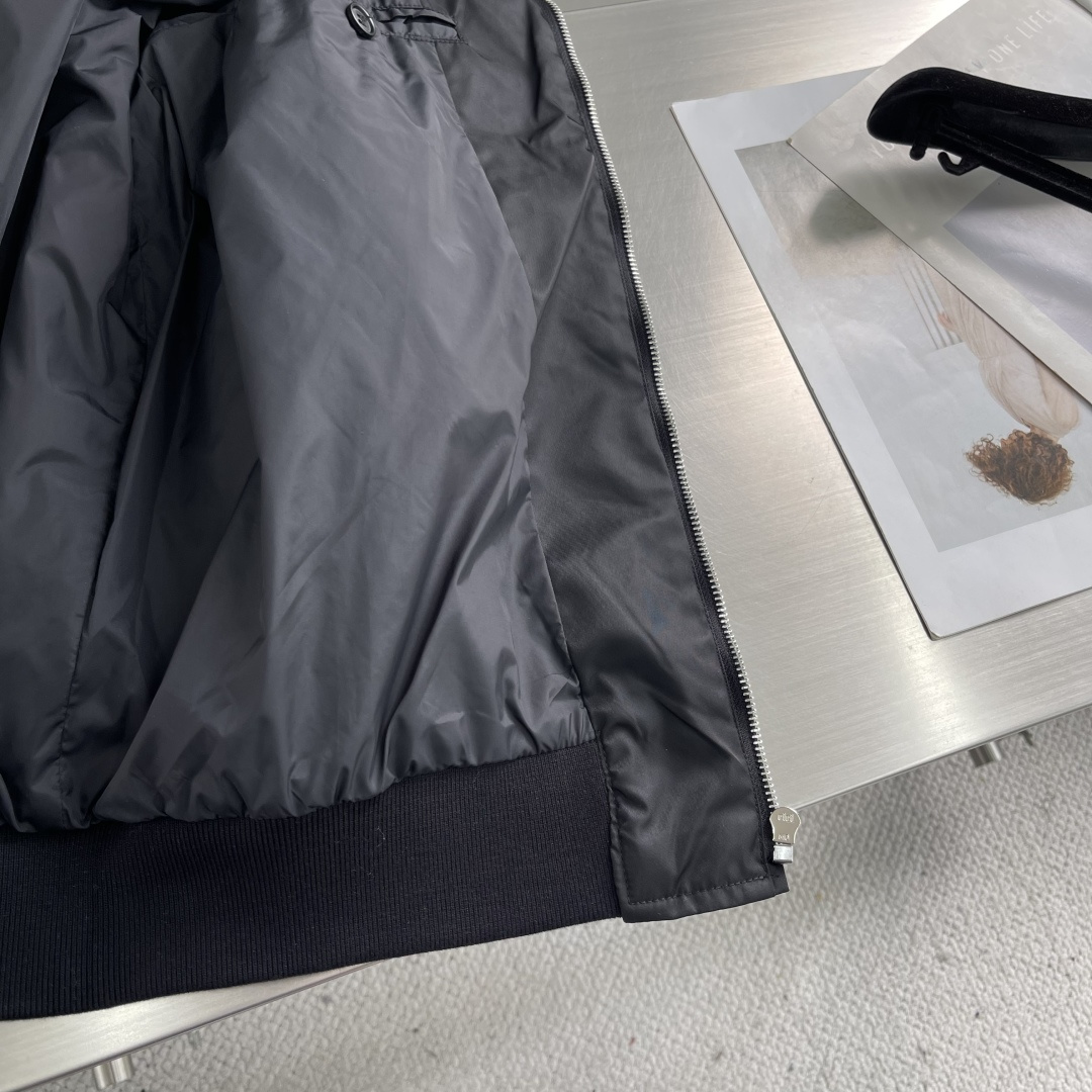 -PRAD 25fw秋冬新款立领夹克采用再生尼龙制作而成，立领系扣，内里有袋，后背有三角标织物，前幅拉链